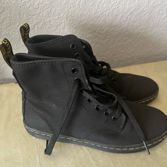 Women’s Dr. Martens - Picture 2 of 7